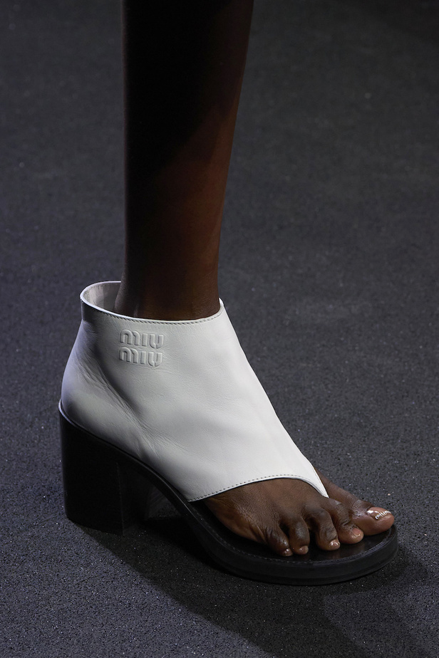 مجموعة ميو ميو لموسم ربيع وصيف 2023