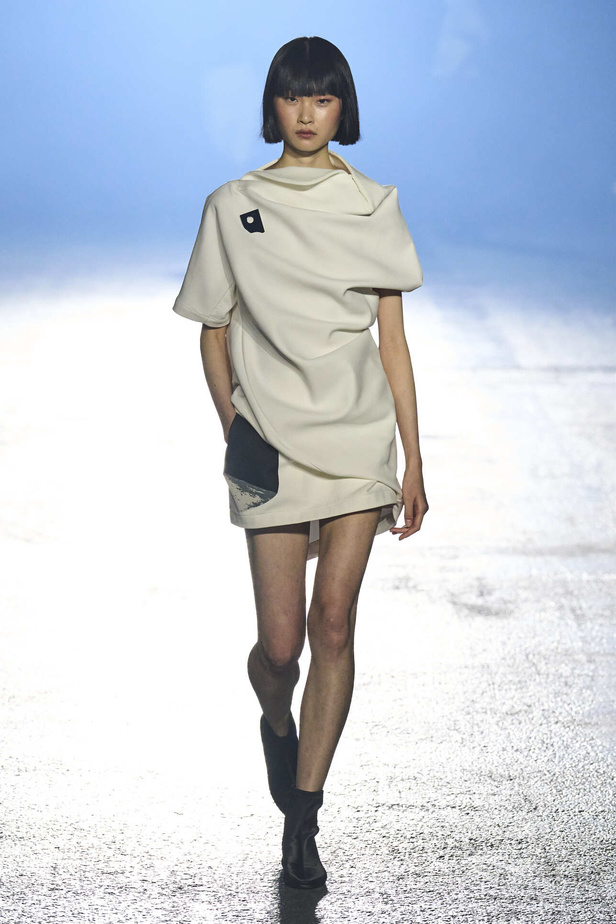 عرض أزياء Issey Miyake لربيع وصيف 2023.. جرأة القصات وكلاسيكية البدلات