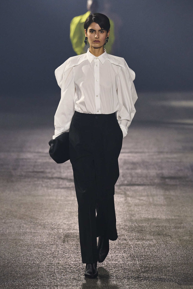 عرض أزياء Issey Miyake لربيع وصيف 2023.. جرأة القصات وكلاسيكية البدلات