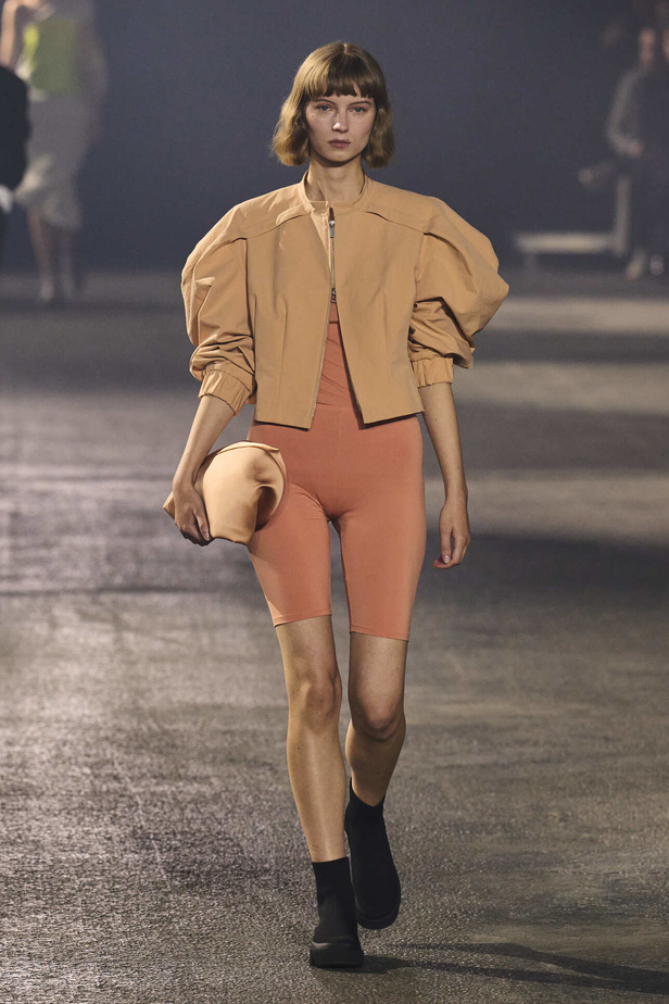 عرض أزياء Issey Miyake لربيع وصيف 2023.. جرأة القصات وكلاسيكية البدلات