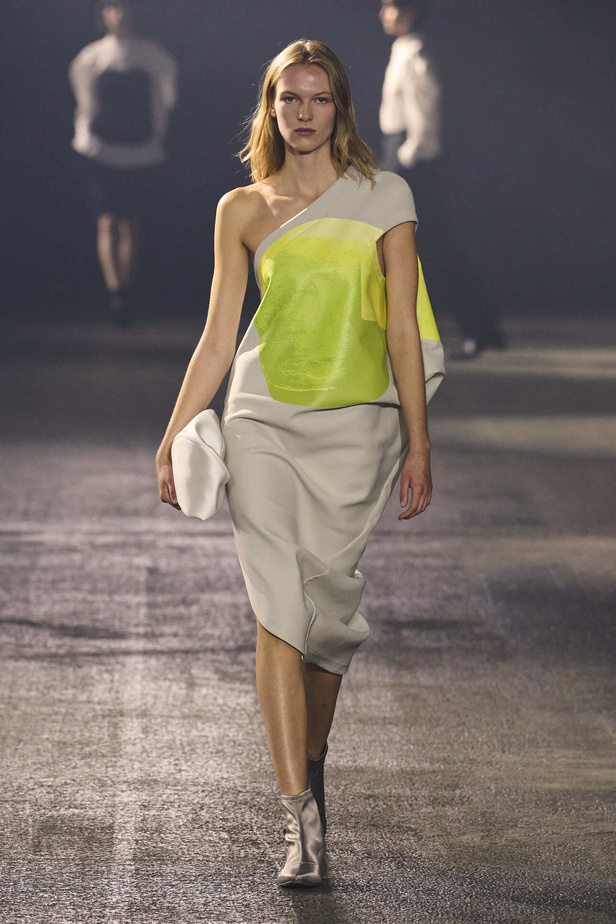 عرض أزياء Issey Miyake لربيع وصيف 2023.. جرأة القصات وكلاسيكية البدلات