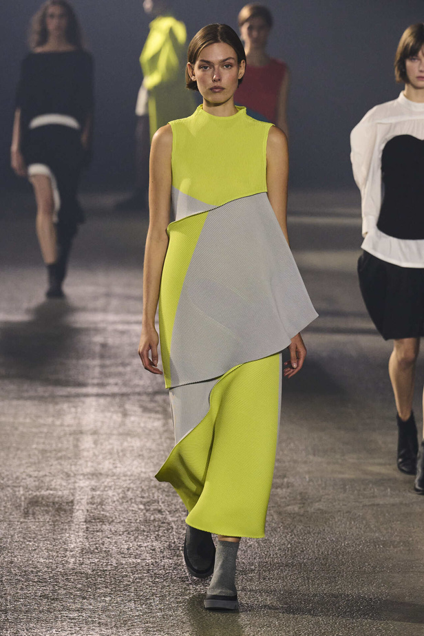 عرض أزياء Issey Miyake لربيع وصيف 2023.. جرأة القصات وكلاسيكية البدلات