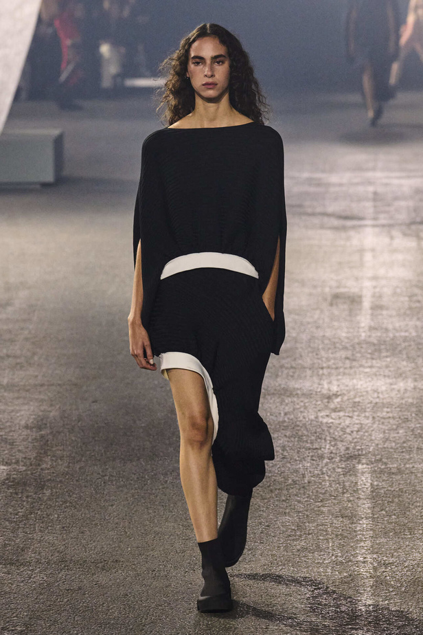 عرض أزياء Issey Miyake لربيع وصيف 2023.. جرأة القصات وكلاسيكية البدلات