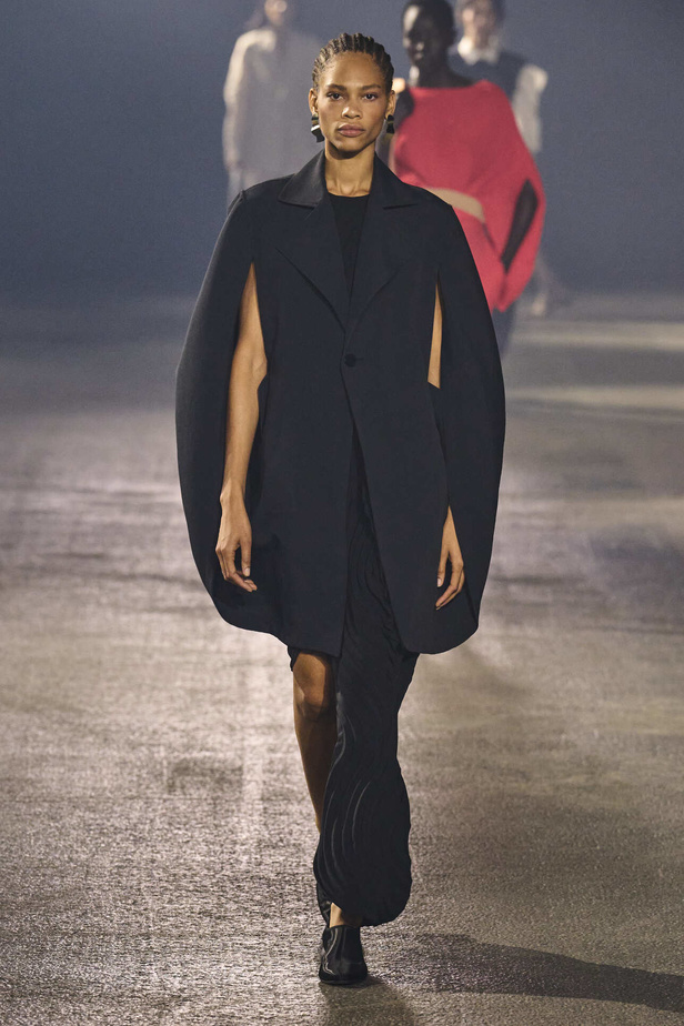 عرض أزياء Issey Miyake لربيع وصيف 2023.. جرأة القصات وكلاسيكية البدلات