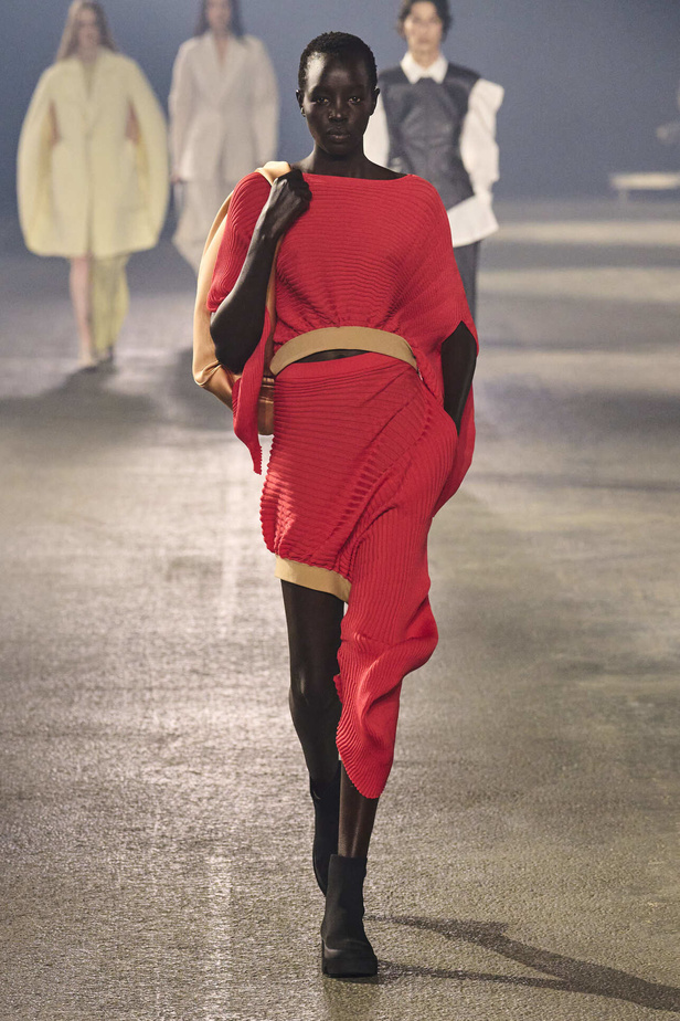 عرض أزياء Issey Miyake لربيع وصيف 2023.. جرأة القصات وكلاسيكية البدلات