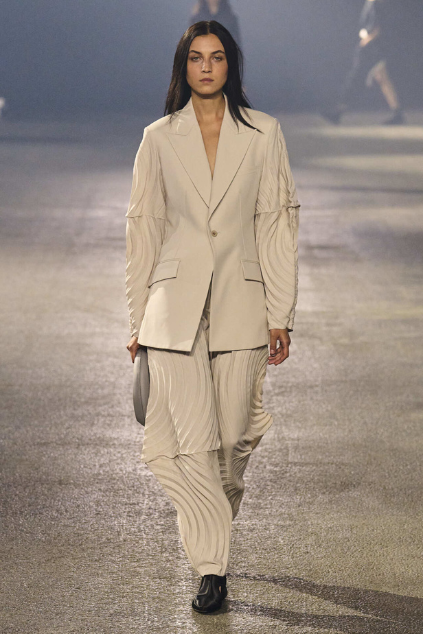 عرض أزياء Issey Miyake لربيع وصيف 2023.. جرأة القصات وكلاسيكية البدلات