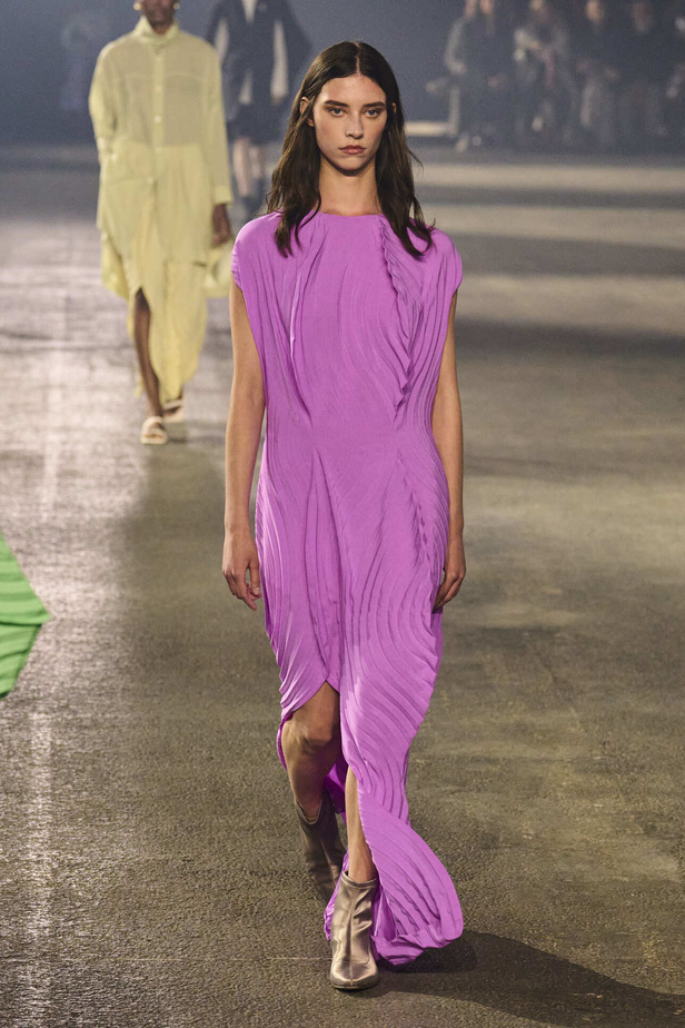 عرض أزياء Issey Miyake لربيع وصيف 2023.. جرأة القصات وكلاسيكية البدلات