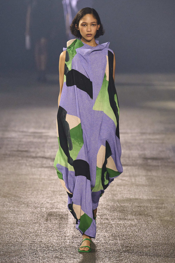 عرض أزياء Issey Miyake لربيع وصيف 2023.. جرأة القصات وكلاسيكية البدلات