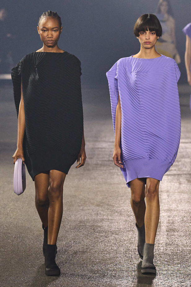 عرض أزياء Issey Miyake لربيع وصيف 2023.. جرأة القصات وكلاسيكية البدلات