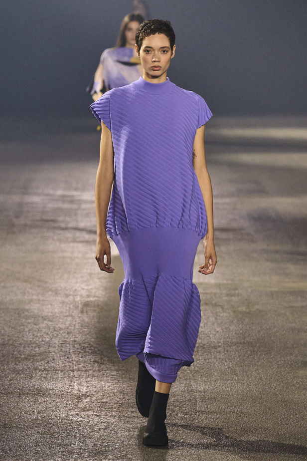 عرض أزياء Issey Miyake لربيع وصيف 2023.. جرأة القصات وكلاسيكية البدلات