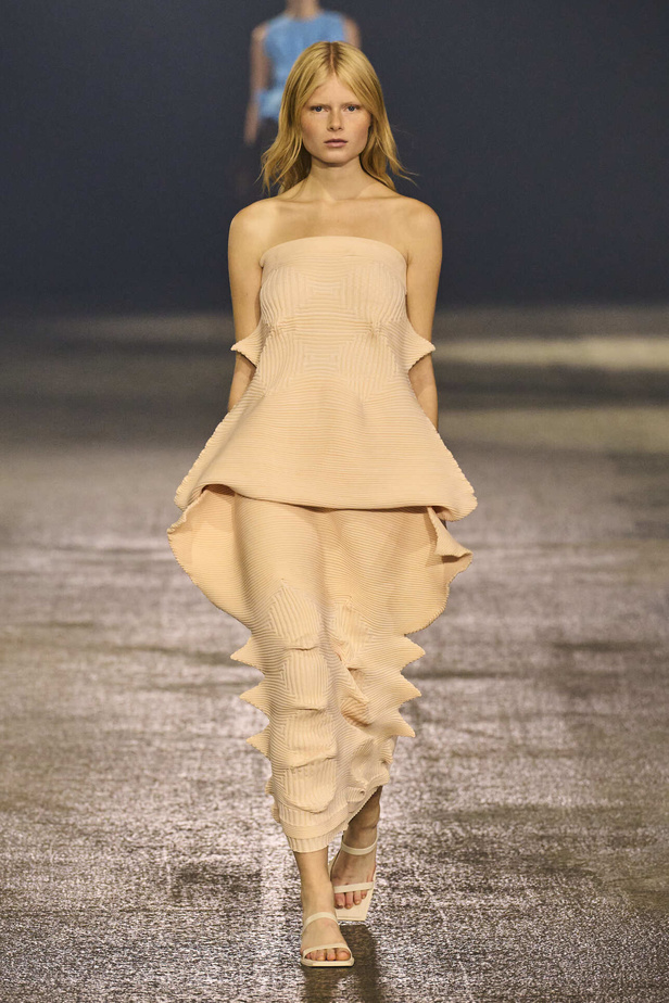 عرض أزياء Issey Miyake لربيع وصيف 2023.. جرأة القصات وكلاسيكية البدلات