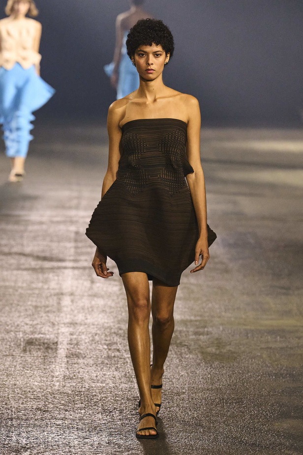 عرض أزياء Issey Miyake لربيع وصيف 2023.. جرأة القصات وكلاسيكية البدلات