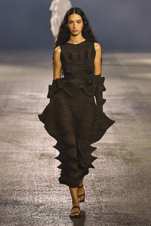 عرض أزياء Issey Miyake لربيع وصيف 2023.. جرأة القصات وكلاسيكية البدلات