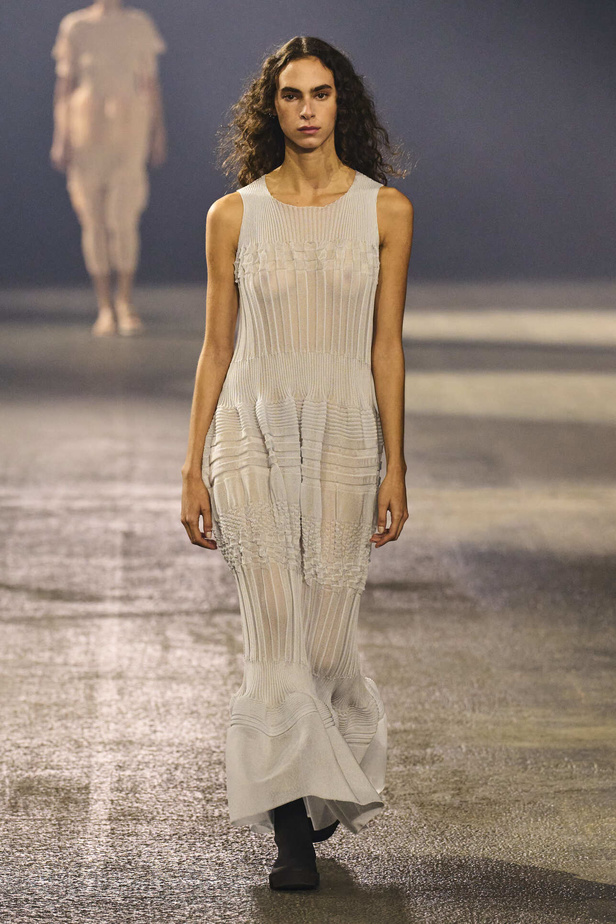 عرض أزياء Issey Miyake لربيع وصيف 2023.. جرأة القصات وكلاسيكية البدلات