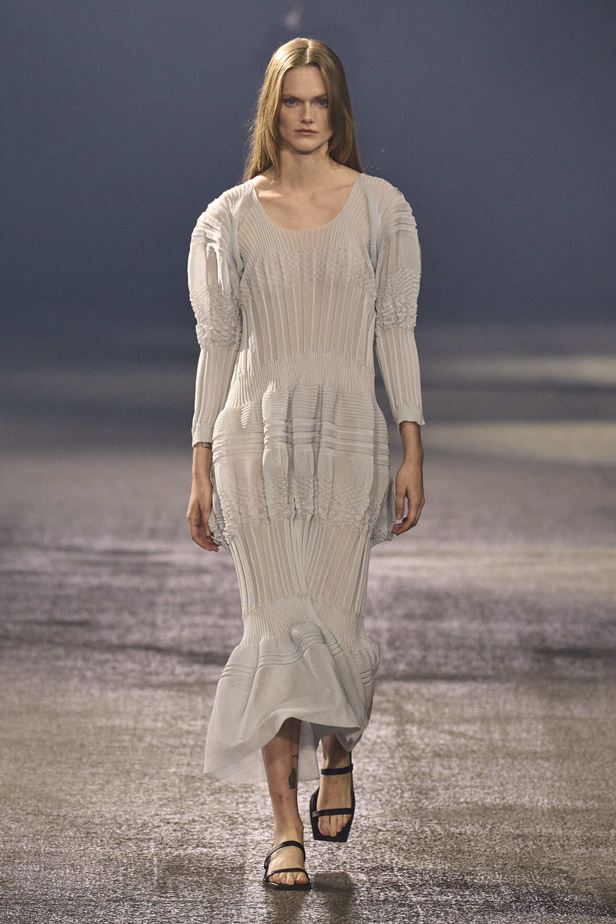 عرض أزياء Issey Miyake لربيع وصيف 2023.. جرأة القصات وكلاسيكية البدلات