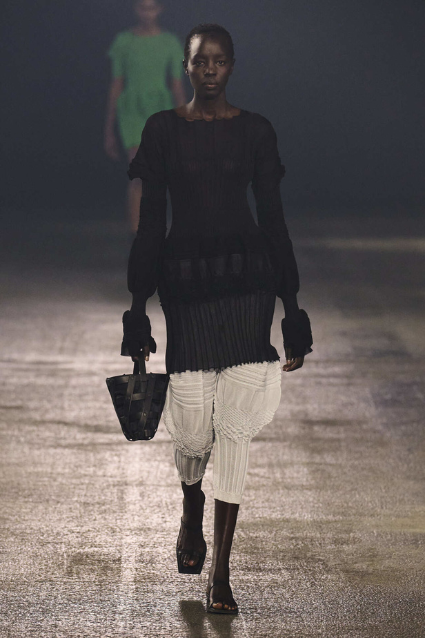 عرض أزياء Issey Miyake لربيع وصيف 2023.. جرأة القصات وكلاسيكية البدلات