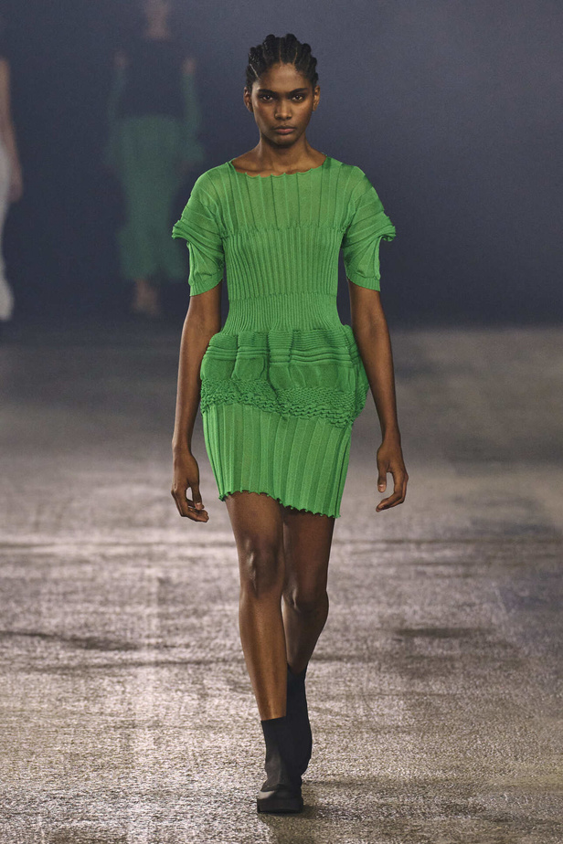 عرض أزياء Issey Miyake لربيع وصيف 2023.. جرأة القصات وكلاسيكية البدلات