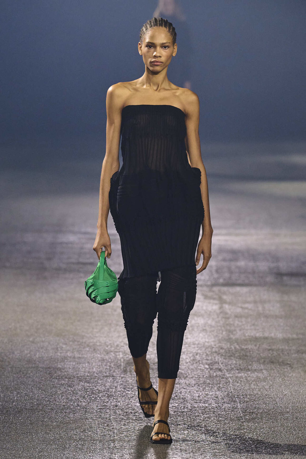 عرض أزياء Issey Miyake لربيع وصيف 2023.. جرأة القصات وكلاسيكية البدلات