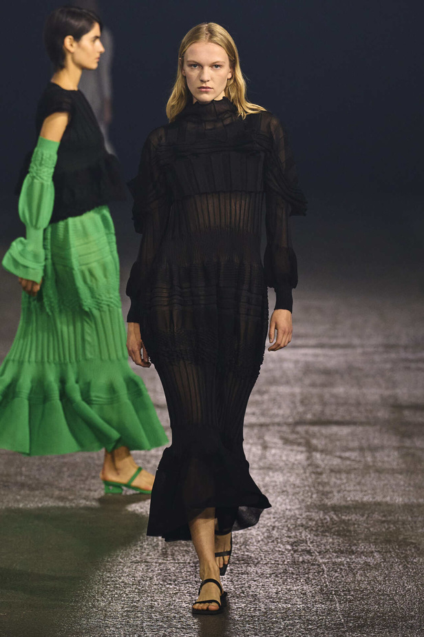 عرض أزياء Issey Miyake لربيع وصيف 2023.. جرأة القصات وكلاسيكية البدلات