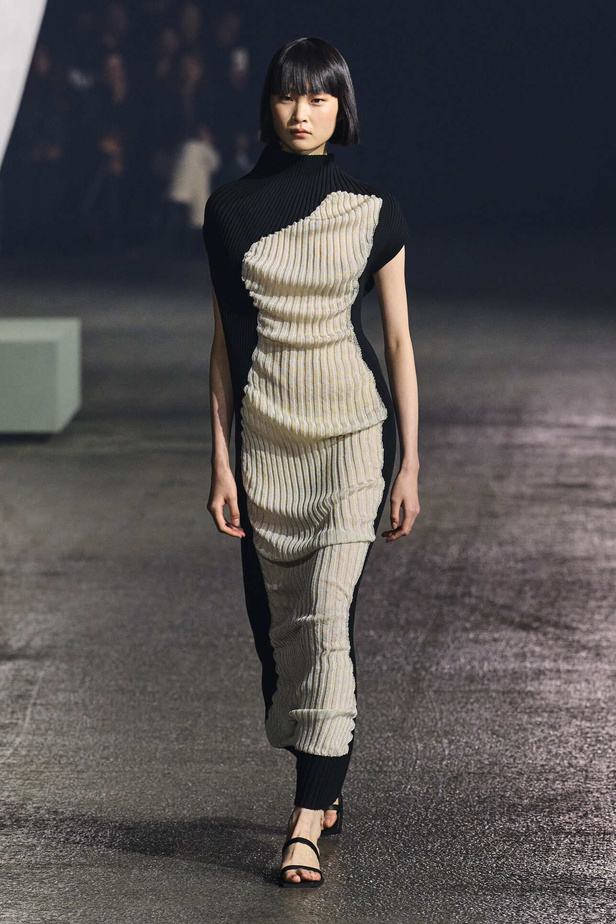 عرض أزياء Issey Miyake لربيع وصيف 2023.. جرأة القصات وكلاسيكية البدلات