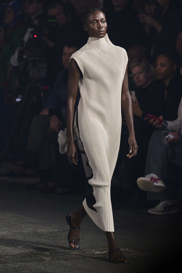 عرض أزياء Issey Miyake لربيع وصيف 2023.. جرأة القصات وكلاسيكية البدلات