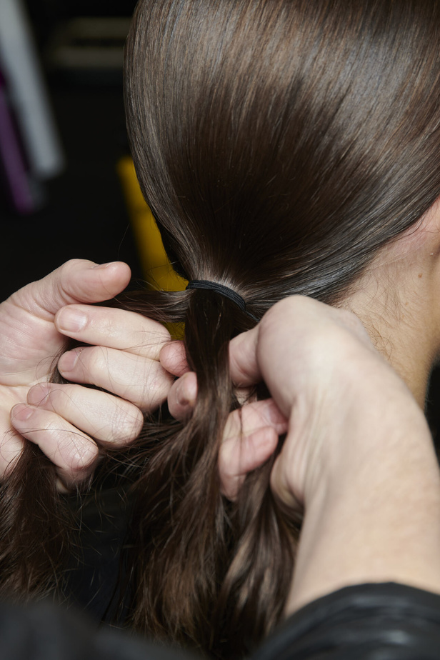 عرض أزياء Issey Miyake لربيع وصيف 2023.. جرأة القصات وكلاسيكية البدلات