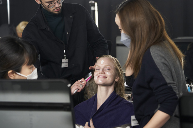 عرض أزياء Issey Miyake لربيع وصيف 2023.. جرأة القصات وكلاسيكية البدلات