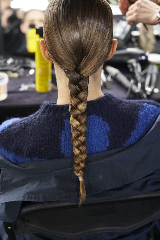 عرض أزياء Issey Miyake لربيع وصيف 2023.. جرأة القصات وكلاسيكية البدلات