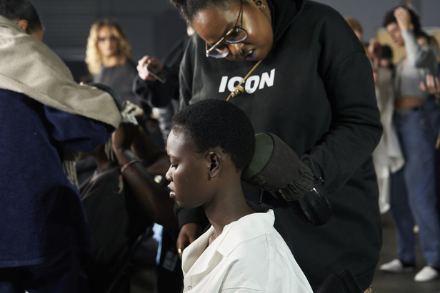 عرض أزياء Issey Miyake لربيع وصيف 2023.. جرأة القصات وكلاسيكية البدلات