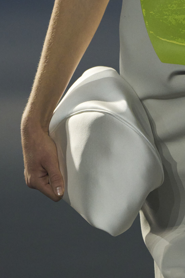 عرض أزياء Issey Miyake لربيع وصيف 2023.. جرأة القصات وكلاسيكية البدلات