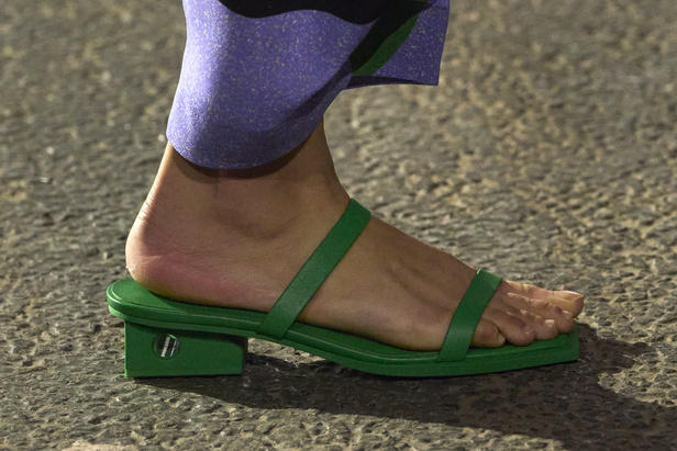 عرض أزياء Issey Miyake لربيع وصيف 2023.. جرأة القصات وكلاسيكية البدلات