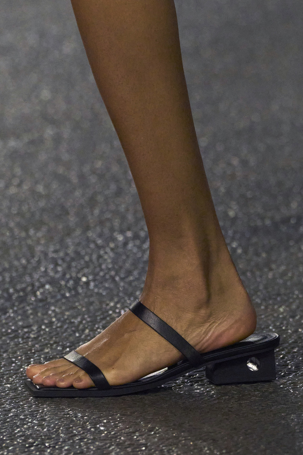 عرض أزياء Issey Miyake لربيع وصيف 2023.. جرأة القصات وكلاسيكية البدلات