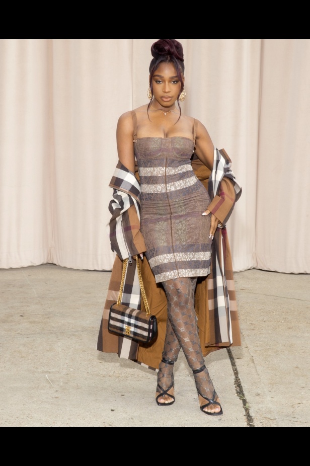 مجموعة Burberry لربيع 2023 أناقة صيفية بلمسة بريطانية 