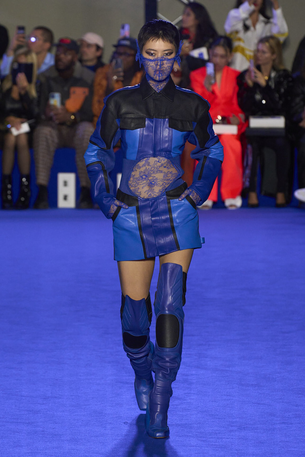 عرض أزياء Off-White لربيع وصيف 2023.. موضة الجلد والنقشات النافرة