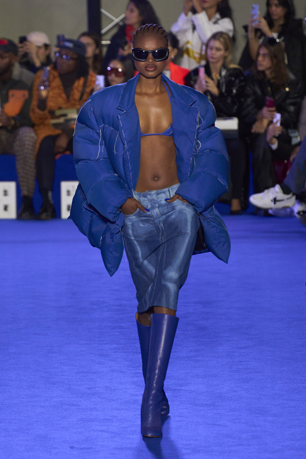 عرض أزياء Off-White لربيع وصيف 2023.. موضة الجلد والنقشات النافرة