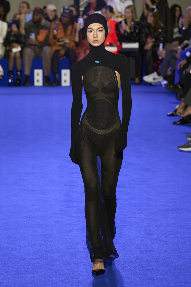 عرض أزياء Off-White لربيع وصيف 2023.. موضة الجلد والنقشات النافرة