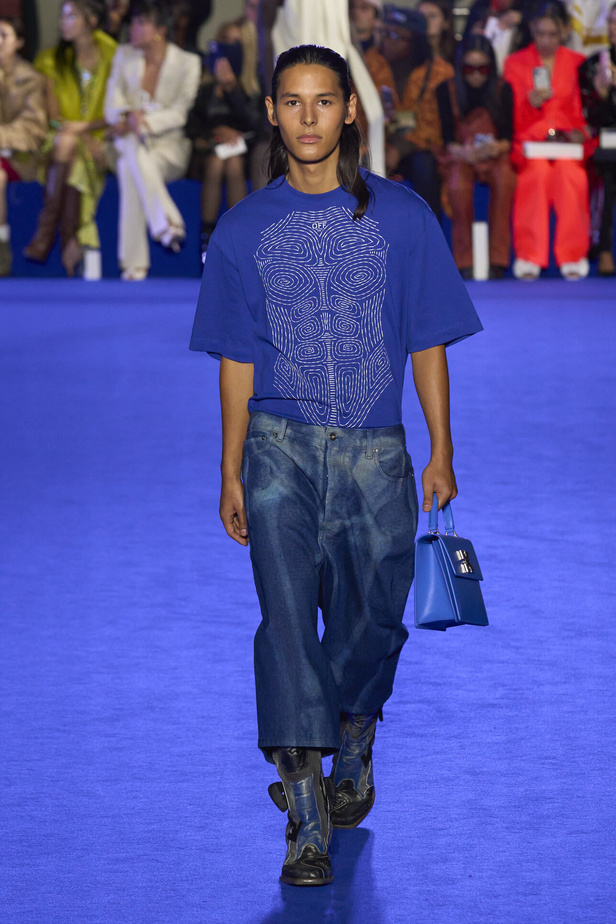 عرض أزياء Off-White لربيع وصيف 2023.. موضة الجلد والنقشات النافرة