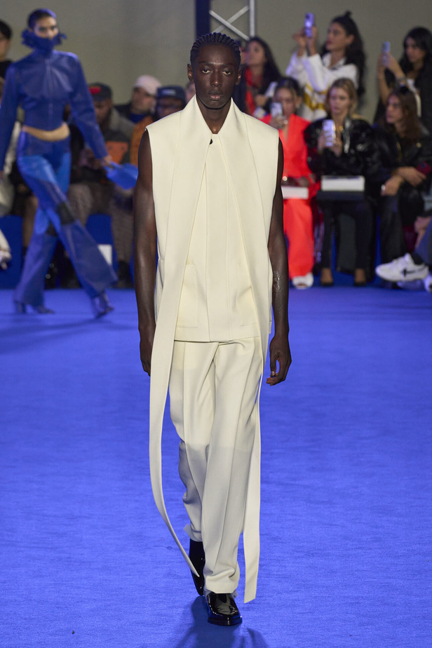 عرض أزياء Off-White لربيع وصيف 2023.. موضة الجلد والنقشات النافرة