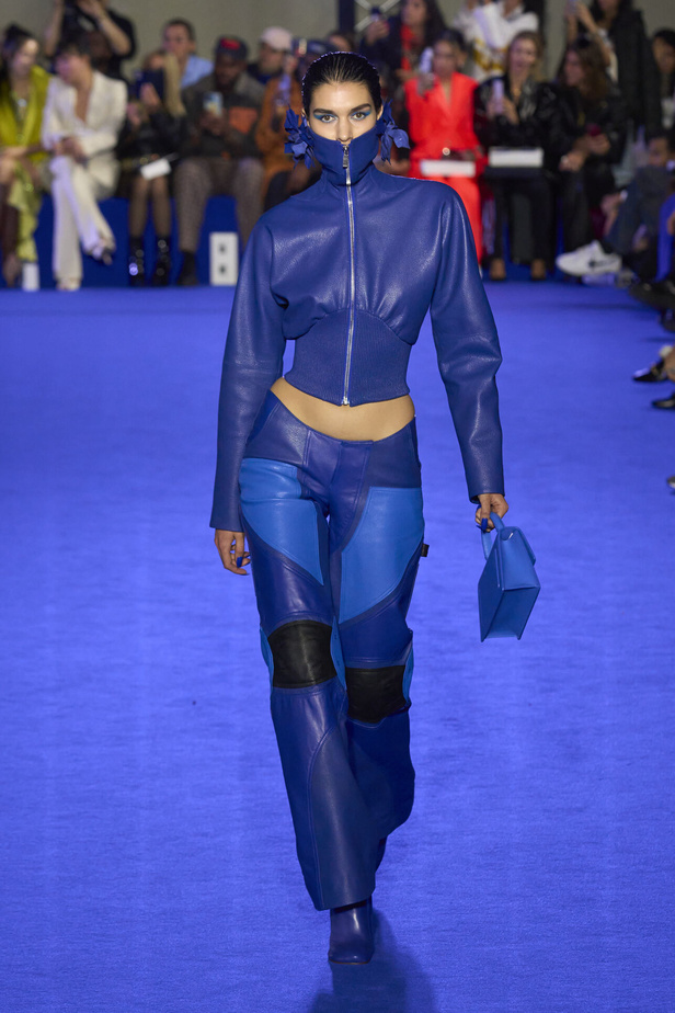 عرض أزياء Off-White لربيع وصيف 2023.. موضة الجلد والنقشات النافرة