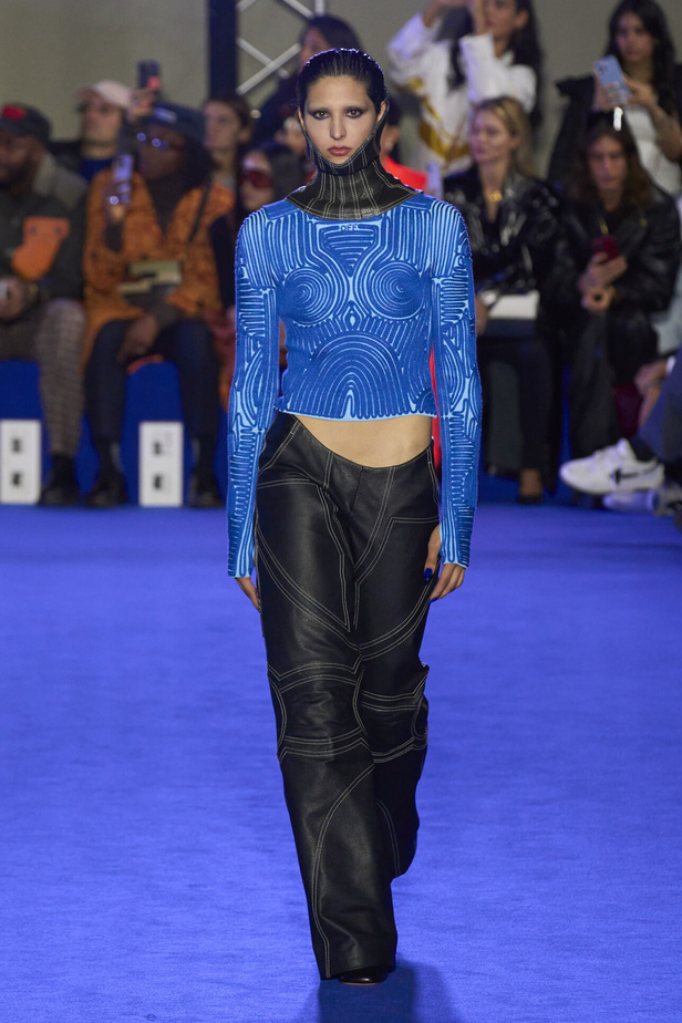 عرض أزياء Off-White لربيع وصيف 2023.. موضة الجلد والنقشات النافرة
