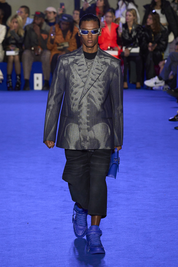 عرض أزياء Off-White لربيع وصيف 2023.. موضة الجلد والنقشات النافرة