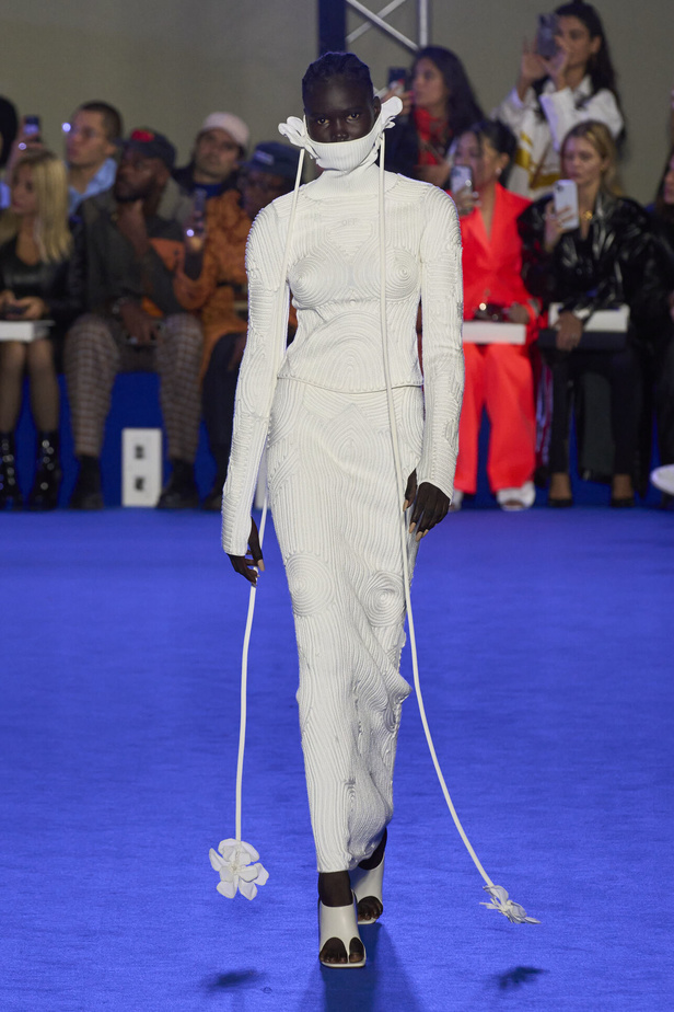 عرض أزياء Off-White لربيع وصيف 2023.. موضة الجلد والنقشات النافرة