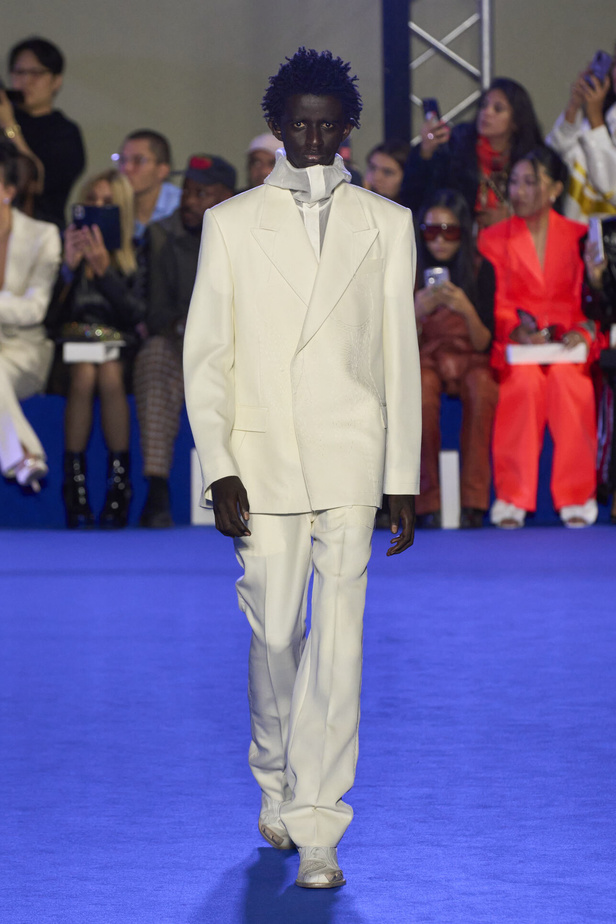 عرض أزياء Off-White لربيع وصيف 2023.. موضة الجلد والنقشات النافرة