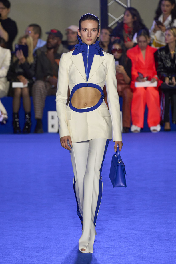 عرض أزياء Off-White لربيع وصيف 2023.. موضة الجلد والنقشات النافرة
