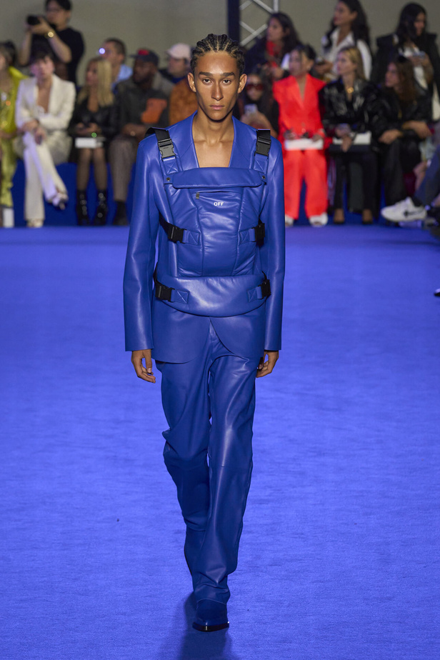 عرض أزياء Off-White لربيع وصيف 2023.. موضة الجلد والنقشات النافرة