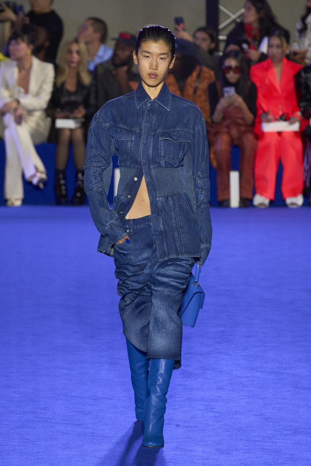 عرض أزياء Off-White لربيع وصيف 2023.. موضة الجلد والنقشات النافرة