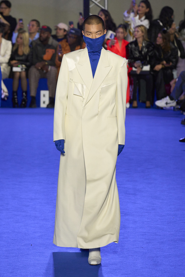 عرض أزياء Off-White لربيع وصيف 2023.. موضة الجلد والنقشات النافرة