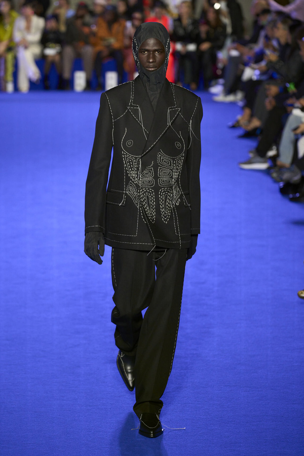 عرض أزياء Off-White لربيع وصيف 2023.. موضة الجلد والنقشات النافرة