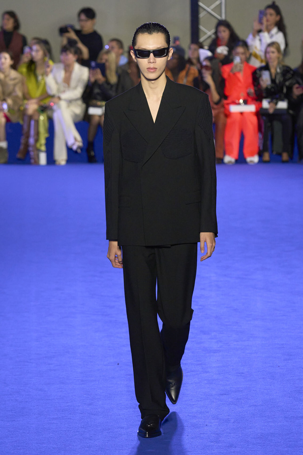 عرض أزياء Off-White لربيع وصيف 2023.. موضة الجلد والنقشات النافرة