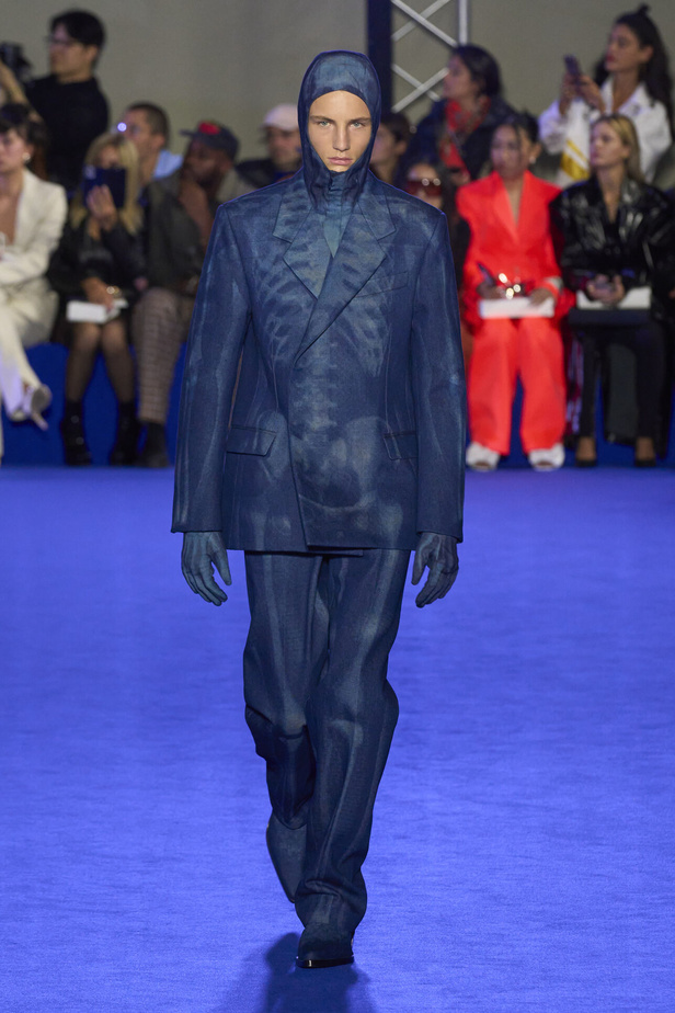 عرض أزياء Off-White لربيع وصيف 2023.. موضة الجلد والنقشات النافرة